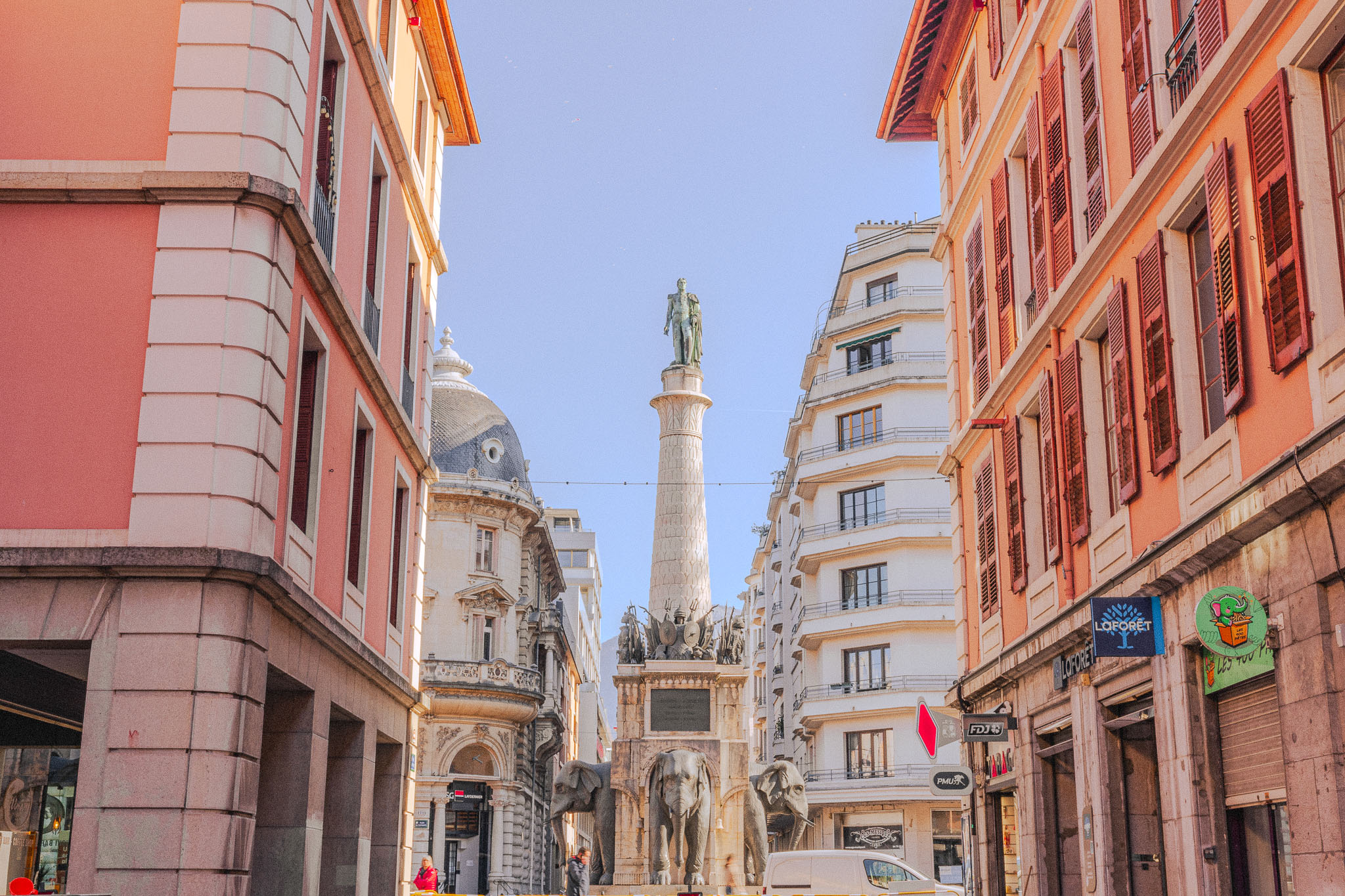 Statue-elephants-avenue-chambery